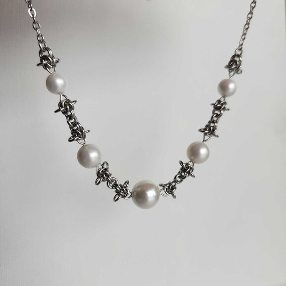 50s Old Hollywood style white pearls and silver chainmaille choker necklace - Picture 4 of 9